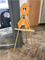 Gelbe Schleife zur Übergabe bereit.